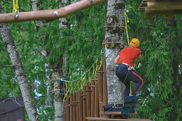 Męski Park Linowy Trening Aktywności Świeżym Powietrzu Facet Mężczyzna Ekstremalny — Zdjęcie stockowe