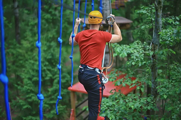 Männlicher Kletterer Seilpark Outdoor Aktivitätstraining Kerl Mann Extremwochenende Wald — Stockfoto