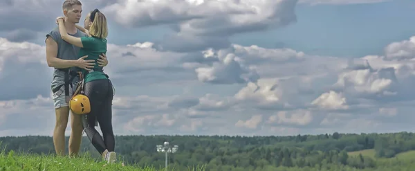 Miłość Para Kaskach Zajęcia Świeżym Powietrzu Natura Park Linowy Przed — Zdjęcie stockowe