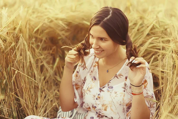 Örgülü Yetişkin Kız Yaz Esmer Neşeli Ruh Hali Komik — Stok fotoğraf