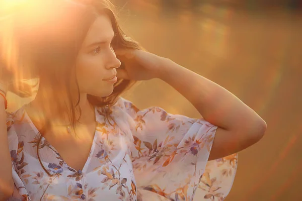 Verão Natureza Retrato Menina Quente Fundo Jovem Modelo Posando Livre — Fotografia de Stock