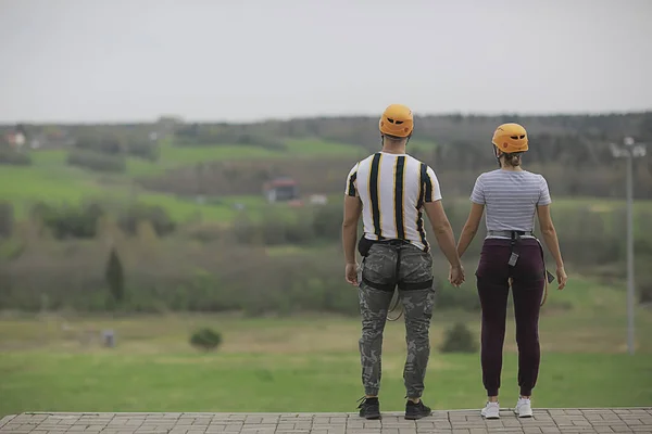 Amor Casal Capacetes Atividades Livre Natureza Corda Escalada Parque Contra — Fotografia de Stock