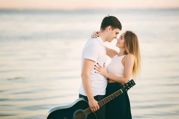 快乐对年轻夫妇在海边亲吻 — 图库照片