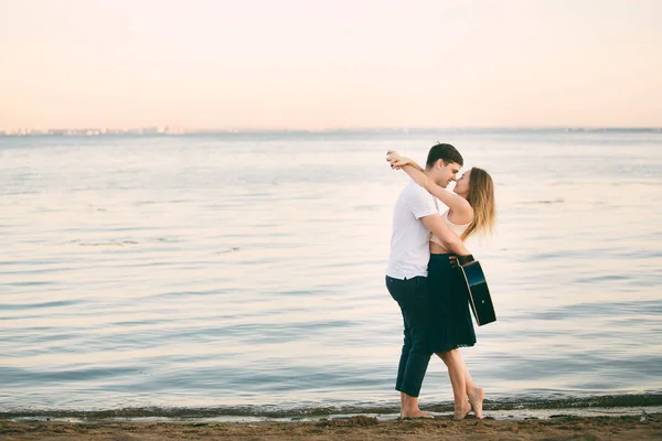 Młoda szczęśliwa para całować na seashore — Zdjęcie stockowe
