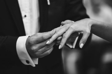 Gelin ve damat ile alyans