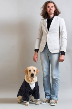 Stüdyo çekim bir genç adam ve iş takım elbiseli köpek