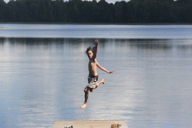 Gölde eski ahşap iskelede