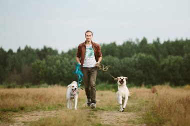 Sahada köpek ile sahibi