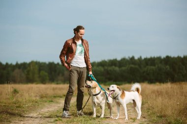 Sahada köpek ile sahibi