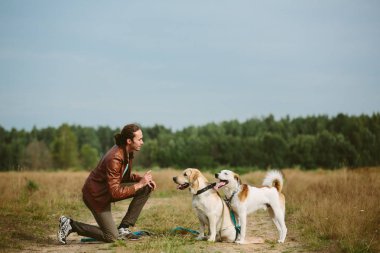 Sahada köpek ile sahibi