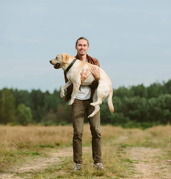 Веселый мужчина с собакой — стоковое фото