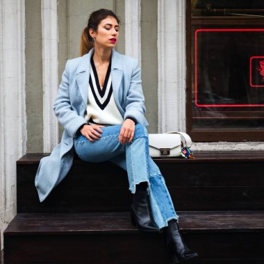 Açık tüm vücut Caddesi üzerinde poz genç güzel moda kız portresi. Modeli bir kenara arıyorum. Bayan şık kış giysileri giyiyor. Kadın moda. Tonda