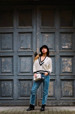 Açık tüm vücut Caddesi üzerinde poz genç güzel moda kız portresi. Modeli bir kenara arıyorum. Bayan şık kış giysileri giyiyor. Kadın moda. Tonda
