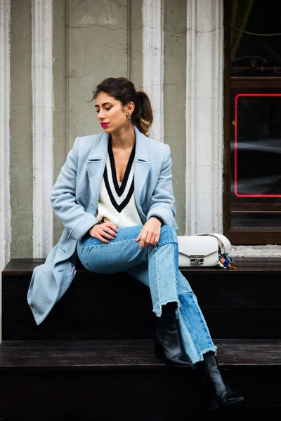 Açık tüm vücut Caddesi üzerinde poz genç güzel moda kız portresi. Modeli bir kenara arıyorum. Bayan şık kış giysileri giyiyor. Kadın moda. Tonda