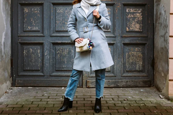 Photo recadrée à la fille de sac à main de mode posant sur la rue. Modèle regardant de côté. Dame portant des vêtements d'automne élégants . — Photo