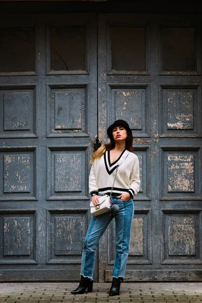 Buiten hoofdgedeelte portret van jonge mooie mode meisje poseren op straat. Model op zoek opzij. Lady stijlvolle winterkleren dragen. Vrouwelijke mode. Toned — Stockfoto