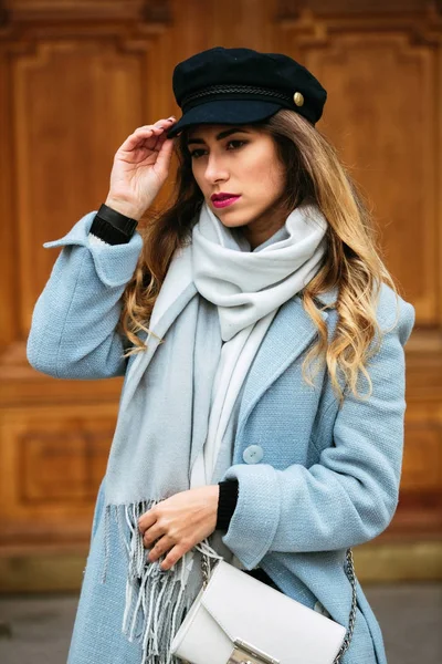 Outdoor-Porträt von jungen schönen Mode-Mädchen posiert auf der Straße. Modell beiseite schauen. Dame in stylischer Winterkleidung. Damenmode. — Stockfoto