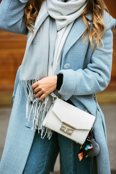 Croped Bild bei Mode Handtasche Mädchen posiert auf der Straße. Modell beiseite schauen. Dame in stylischer Herbstkleidung. — Stockfoto