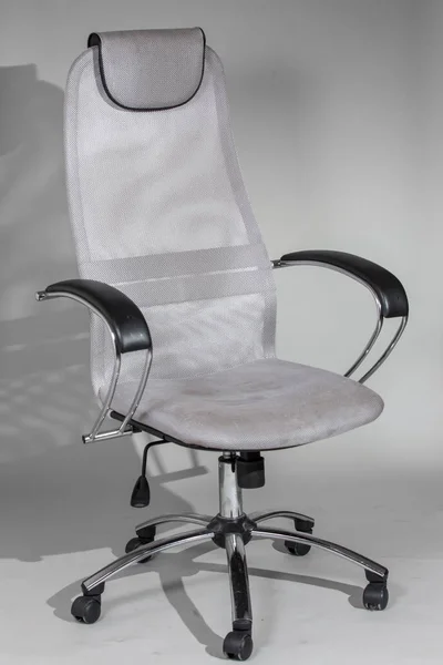 Современное офисное кресло из серой ткани поверх серого — стоковое фото
