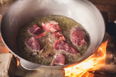 Kazan içinde Plov yemek. Sadece et ve soğan bir kazan içinde. Alan mutfak.