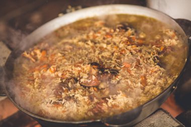Kazan içinde Plov yemek. Sadece et, soğan ve havuç kazanı içinde. Alan mutfak. Doğu mutfağı.