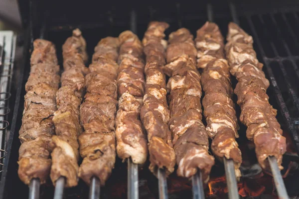 Grelhar shashlik marinado em uma grelha . — Fotografia de Stock