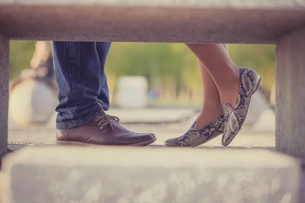 Mały przekrój, przycięty obraz para stojący w stylowe buty w parku, blisko siebie — Zdjęcie stockowe
