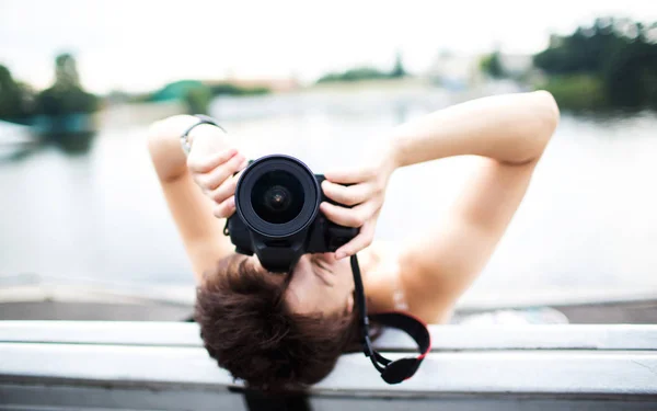 Retrato de un fotógrafo cubriéndose la cara con la cámara .. — Foto de Stock