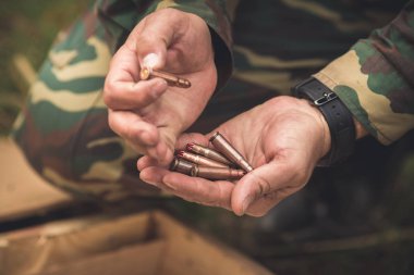 Anonymos kişi madde işaretlerine saldırı tüfeği tut