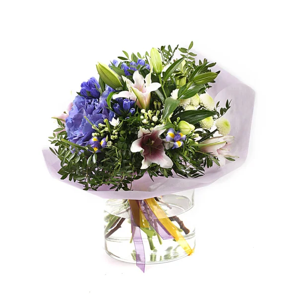 Bukett av olika gröna, gula, blå och lila blommor på vit — Stockfoto