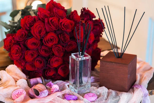 Ljusa rosor bukett på studio — Stockfoto
