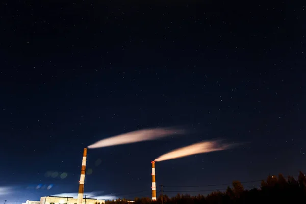 Energia. füst kémény erőmű vagy állomásra. ipari táj. — Stock Fotó