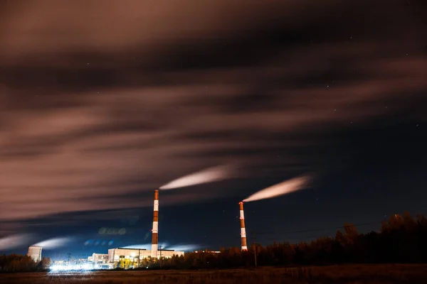 Energia. füst kémény erőmű vagy állomásra. ipari táj. — Stock Fotó