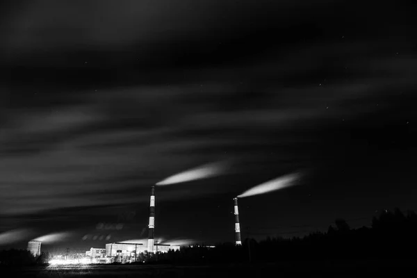 Energia. Fumaça da chaminé da usina ou estação de energia. Paisagem industrial . — Fotografia de Stock