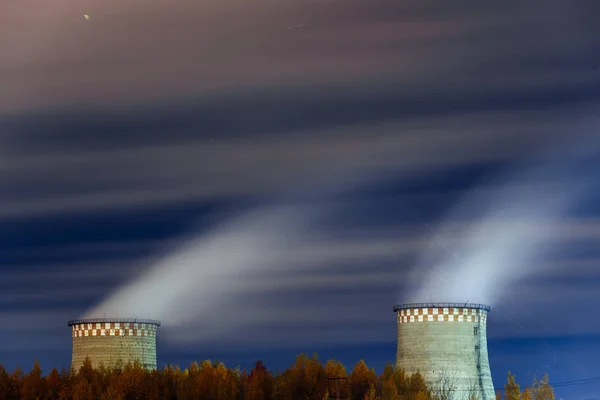 Курящая промышленная электростанция ночью — стоковое фото
