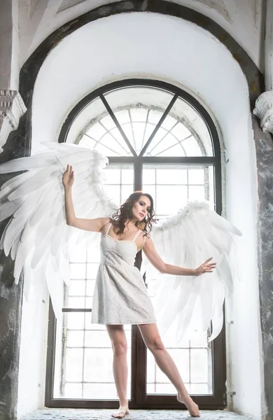 Молода жінка в костюмі ангела — стокове фото