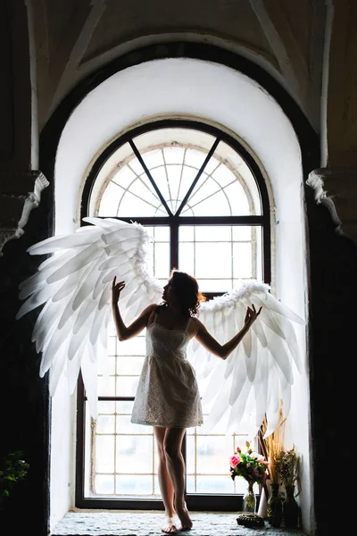 Jeune femme en costume d'ange — Photo