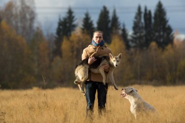 Köpek ile neşeli adam