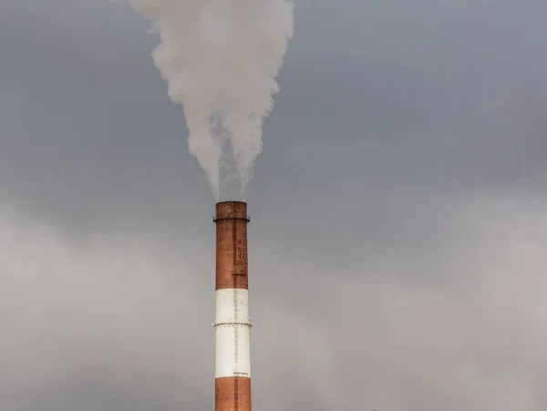 Energia. füst kémény erőmű vagy állomásra. ipari táj. — Stock Fotó