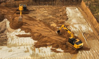 Abova adlı iki çalışma Ekskavatör traktör kazma A hendek üzerinden görüntülemek.