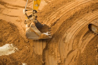 bir hendek kazma çalışma Ekskavatör traktör.