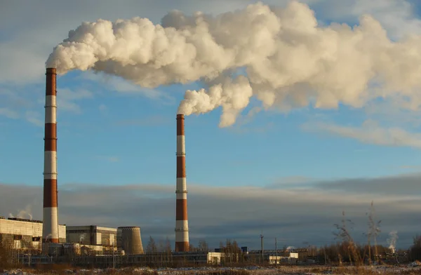 Energy. Smoke from chimney of power plant or station. Industrial landscape. — Stock Photo, Image