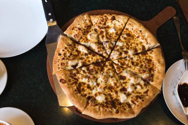 dört peynirli pizza kafede malzemelerle