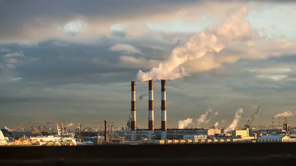 Energia. füst kémény erőmű vagy állomásra. ipari táj. — Stock Fotó