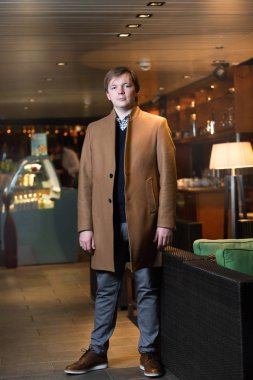 Kafeteryada ciddi casual adam