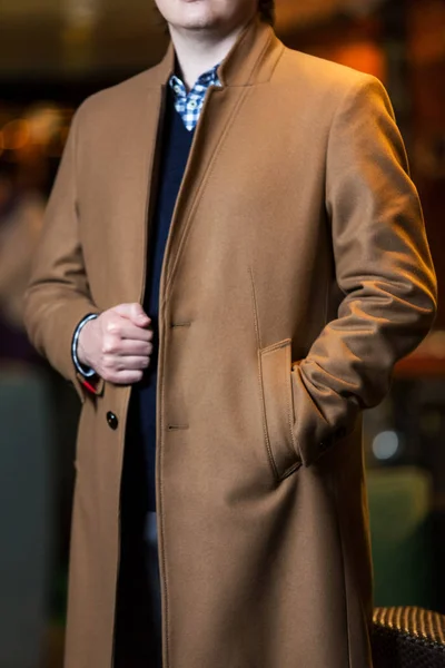 Zbliżenie, przycięty obraz mężczyzny brązowy, wełniany płaszcz i rękę w kieszeni — Zdjęcie stockowe