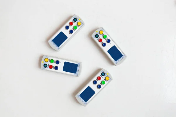 Blick von oben auf vier Bedienfelder mit digitaler Anzeige, liegt in einer Reihe isoliert auf weißem Hintergrund — Stockbild Vier Bedienfelder mit digitaler Anzeige — Stockfoto