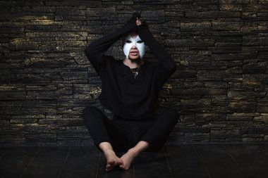 Genç modelinde tıraş maskeyi