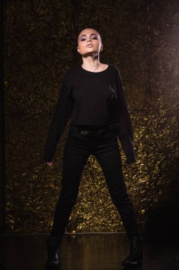 Duygusal genç model siyah