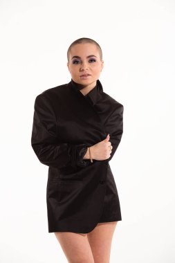 Kendine güvenen modeli siyah gömlekli